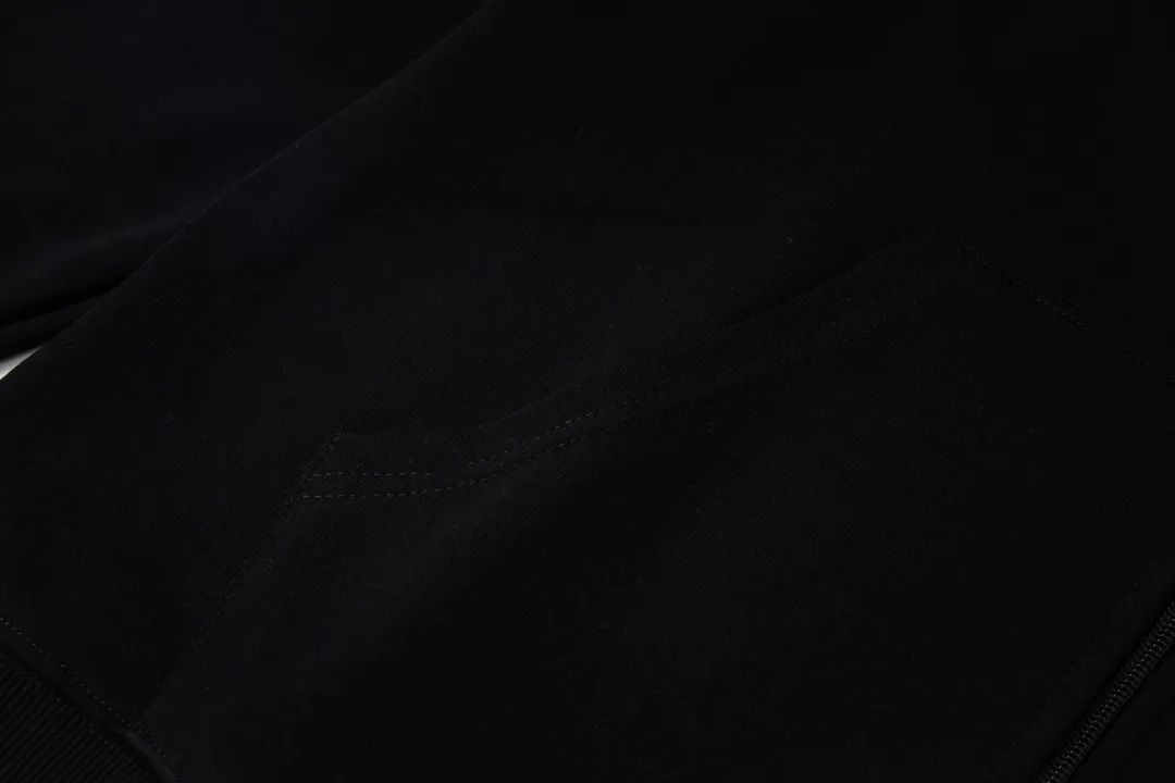 P230 model number Y869 Ralph Lauren/Ralph Lauren Malaysian embroidered zipper cardigan hooded sweatshirt. This sweatshirt is available for everyone in autumn and winter. You can wear it casually no matter how you wear it! ! This hooded sweatshirt is decorated with the simple style that represents Ralph Lauren and is paired with a pony embroidery pattern, which is three-dimensional and full! The solid color fabric paired with exquisite embroidery instantly sets it off! Hooded sports design, loose and casual fit! The overall texture is very strong! Through the pictures, we can feel the thickness and texture of custom-woven and dyed threads. The workmanship is exquisite. They are shipped from major foreign trade factories. They are all made by masters with many years of experience. Everything is of high standards and requirements! Simple and versatile model ~ Made of imported pique cotton fabric, which is super delicate and soft, close to the body without being tied. All fabrics and accessories are original custom-made and of high quality! Perfectly reflects the brand’s sense of superiority! Standard cut, comfortable stretch, unrestricted movement! Highly practical, high-end and classy! Versatile style ~ can be paired with jeans or jogging pants. Ideal for transitioning from your morning commute to weekend events! Size: S-XL Navy Black Gray